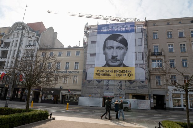 Antywojenny transparent z podobizną Władimira Putina na jednej z kamienic przy Placu Wolności w Poznaniu /	Jakub Kaczmarczyk   /PAP