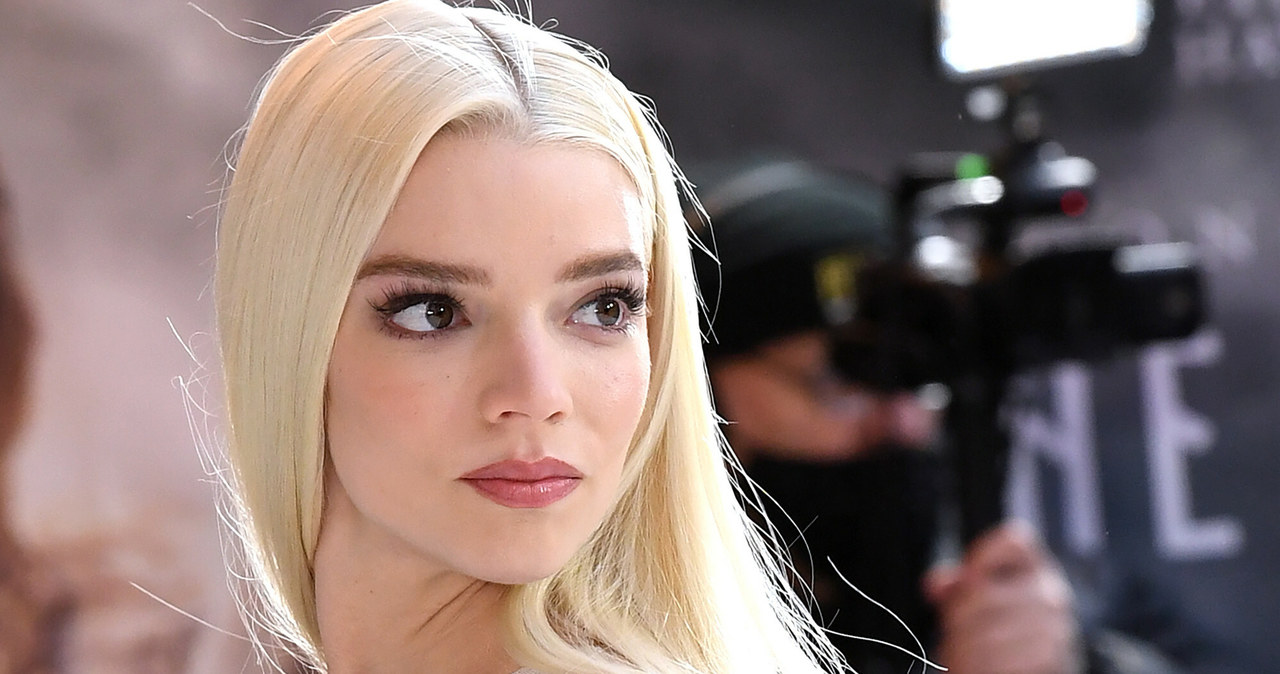 Anya Taylor-Joy zdecydowała się na blond barbie /Rex Features /East News