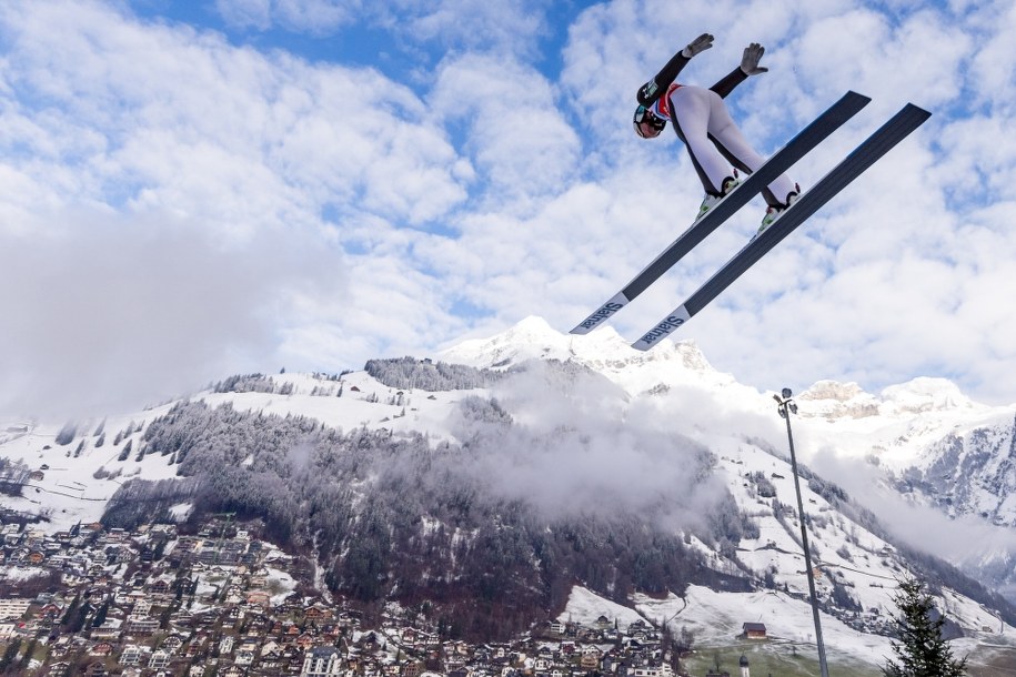 Anze Lanisek w trakcie treningu w Engelbergu /Philipp Schmidli /PAP/EPA