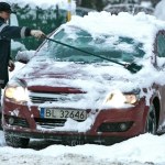 Apel mechaników do osób odśnieżających auta na włączonym silniku: "Przestańcie"