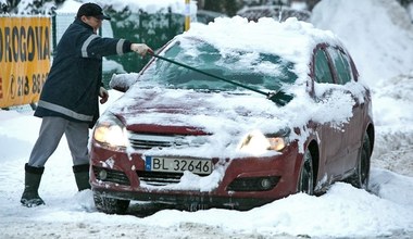 Apel mechaników do osób odśnieżających auta na włączonym silniku: "Przestańcie"