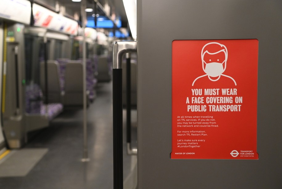 Apel o zakrywanie ust i nosa w transporcie publicznym. Lotnisko Heathrow w Wielkiej Brytanii /	FACUNDO ARRIZABALAGA /PAP/EPA