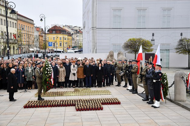 Apel Pamięci przed Pałacem Prezydenckim w Warszawie /Radek Pietruszka /PAP