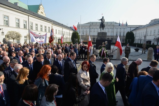 Apel pamięci przed Pałacem Prezydenckim / 	Jakub Kamiński    /PAP