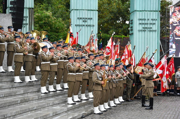 Apel Pamięci przed pomnikiem Powstania Warszawskiego na pl. Krasińskich w Warszawie, w przeddzień 78. rocznicy wybuchu Powstania Warszawskiego /Radek Pietruszka /PAP