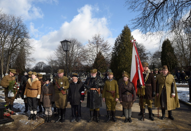 Apel pamięci przed pomnikiem Więźniów Politycznych Straconych w latach 1944-56 na warszawskim Cmentarzu Bródnowskim w ramach obchodów poprzedzających Narodowy Dzień Pamięci Żołnierzy Wyklętych /Radek Pietruszka /PAP