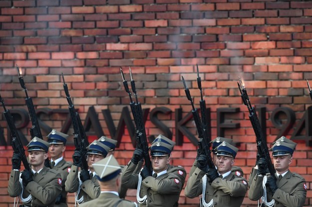 Apel Poległych i salwy honorowe podczas wtorkowych uroczystości przed pomnikiem Powstania Warszawskiego na pl. Krasińskich w Warszawie /Radek Pietruszka /PAP