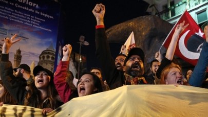Apele w Turcji o anulowanie referendum. Premier zabrał głos ws. protestów