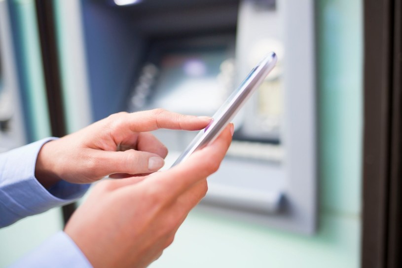 Aplikacja bankowa pozwala na wypłaty pieniędzy z bankomatu bez użycia karty /123RF/PICSEL