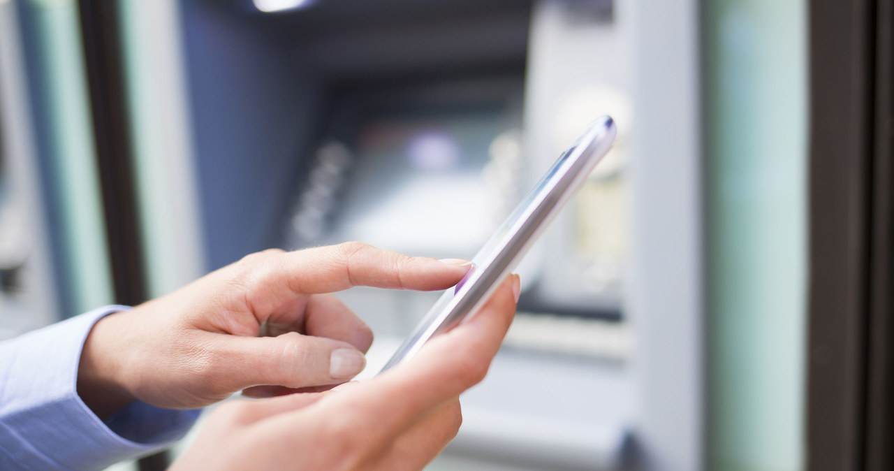 Aplikacja bankowa pozwala na wypłaty pieniędzy z bankomatu bez użycia karty /123RF/PICSEL