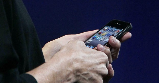 Aplikacja iMovie będzie działała tylko na iPhone 4 /AFP