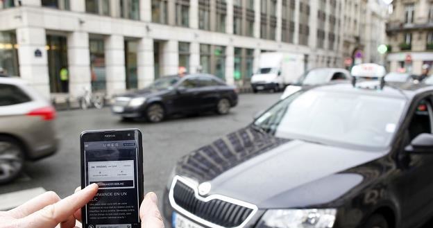 Aplikacja mobilna Uber daje zarobić /AFP