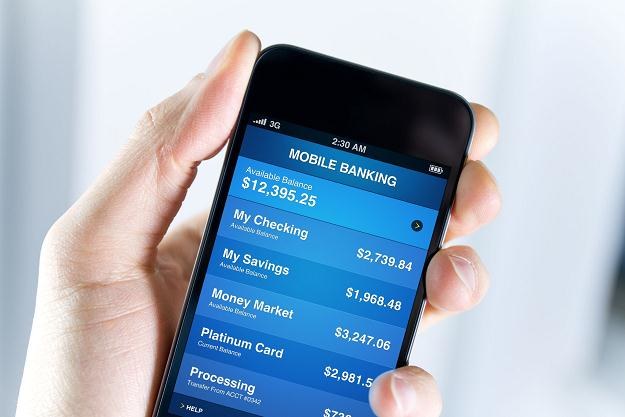 Aplikacje na smartfony i tablety pozwalają lepiej zarządzać własnymi finansami /&copy;123RF/PICSEL