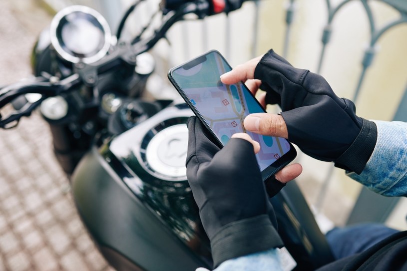 Aplikacji dla motocyklistów na smartfona jest mnóstwo. Grunt to dobrze wybrać /123RF/PICSEL