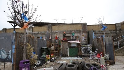 Apokaliptyczny park Banksy'ego: Martwy Kopciuszek, łódź z imigrantami