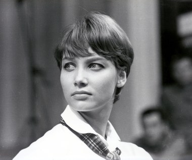 Apolonia Raksa urodziła się 14 kwietnia 1941 roku w Lidzie (dziś Białoruś). W 1943 r. jej rodzice podjęli decyzję o wyjeździe z Lidy. Po II wojnie światowej państwo Raksowie razem z córką zamieszkali we Wrocławiu, w Leśnicy. Początkowo Pola studiowała polonistykę na Uniwersytecie Wrocławskim, a następnie ukończyła Wydział Aktorski PWSTiF w Łodzi.