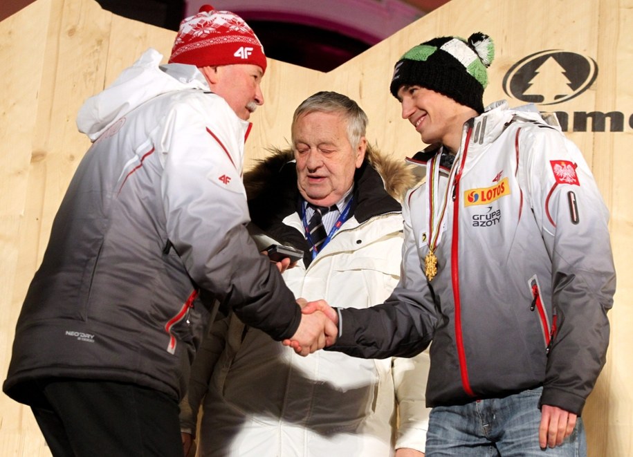 Apoloniusz Tajner gratuluje Kamilowi Stochowi tytułu mistrza świata w 2013 roku w Predazzo / 	Grzegorz Momot    /PAP