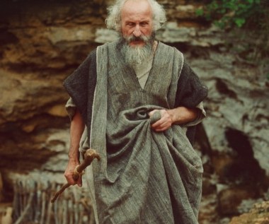 Apostoła Piotra zagrał Franciszek Pieczka.

"Wydało mu się, że owa postać, którą przed sobą widział, jest dość prostaczą i nadzwyczajną, a co więcej, że ta nadzwyczajność wypływa właśnie z jej prostoty (...) wydał mu się nie jakimś arcykapłanem biegłym w ceremoniach, ale jakby prostym, wiekowym i niezmiennie czcigodnym świadkiem, który przychodzi z daleka, by opowiedzieć jakąś prawdę, którą widział, której dotykał, w którą uwierzył, jak wierzy się w oczywistość, i ukochał właśnie dlatego, że uwierzył. Była też w jego twarzy taka siła przekonania, jaką posiada prawda sama" - pisał w "Quo Vadis" Henryk Sienkiewicz.


 