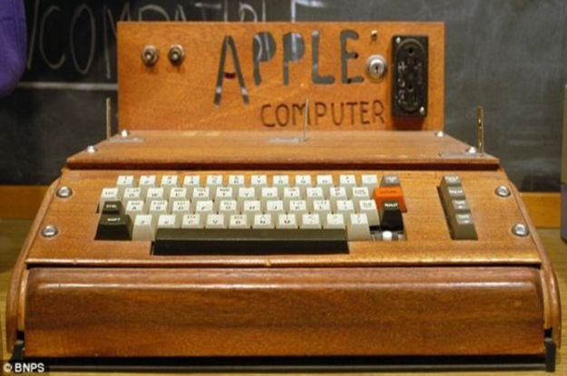 Apple-1 - kiedyś drewniany komputerek, dzisiaj antyk wart prawie ćwierć miliona dolarów /gizmodo.pl