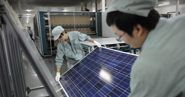 Apple inwestuje m.in. w energię słoneczną /AFP