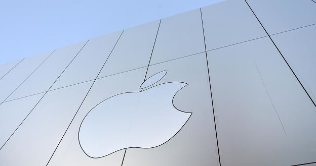 Apple jest pierwszą na świecie firmą wartą bilion dolarów /AFP