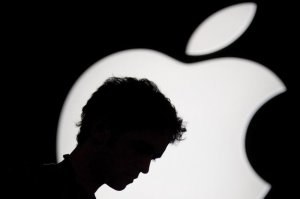 Apple już jakiś czas temu stało się głównym "czarnym charakterem" branży technologii /AFP
