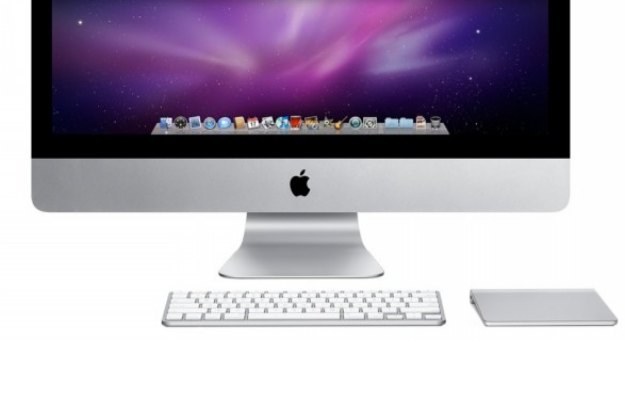 Apple Magic Trackpad  w kompozycji z komputerem iMac oraz klawiaturą. Prezentuje się świetnie /materiały prasowe