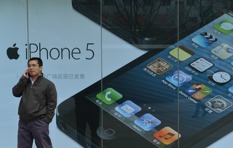 Apple nie rezygnuje z planów wyprodukowania tańszej wersji iPhone'a /AFP