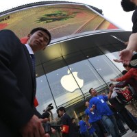 Wiele osób czekało na zewnątrz, by wejść do środka