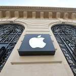 Apple przejmuje weterana Warner Music