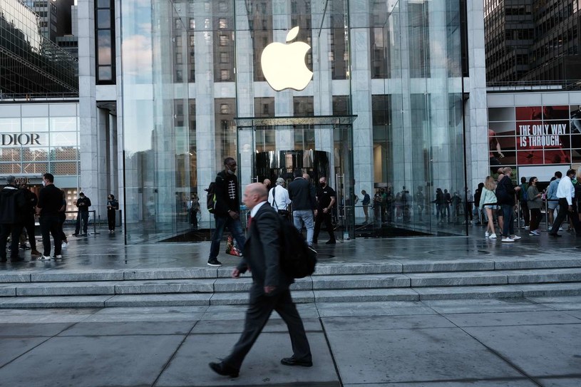 Apple - sklep przy Fifth Avenue w Nowym Jorku /AFP