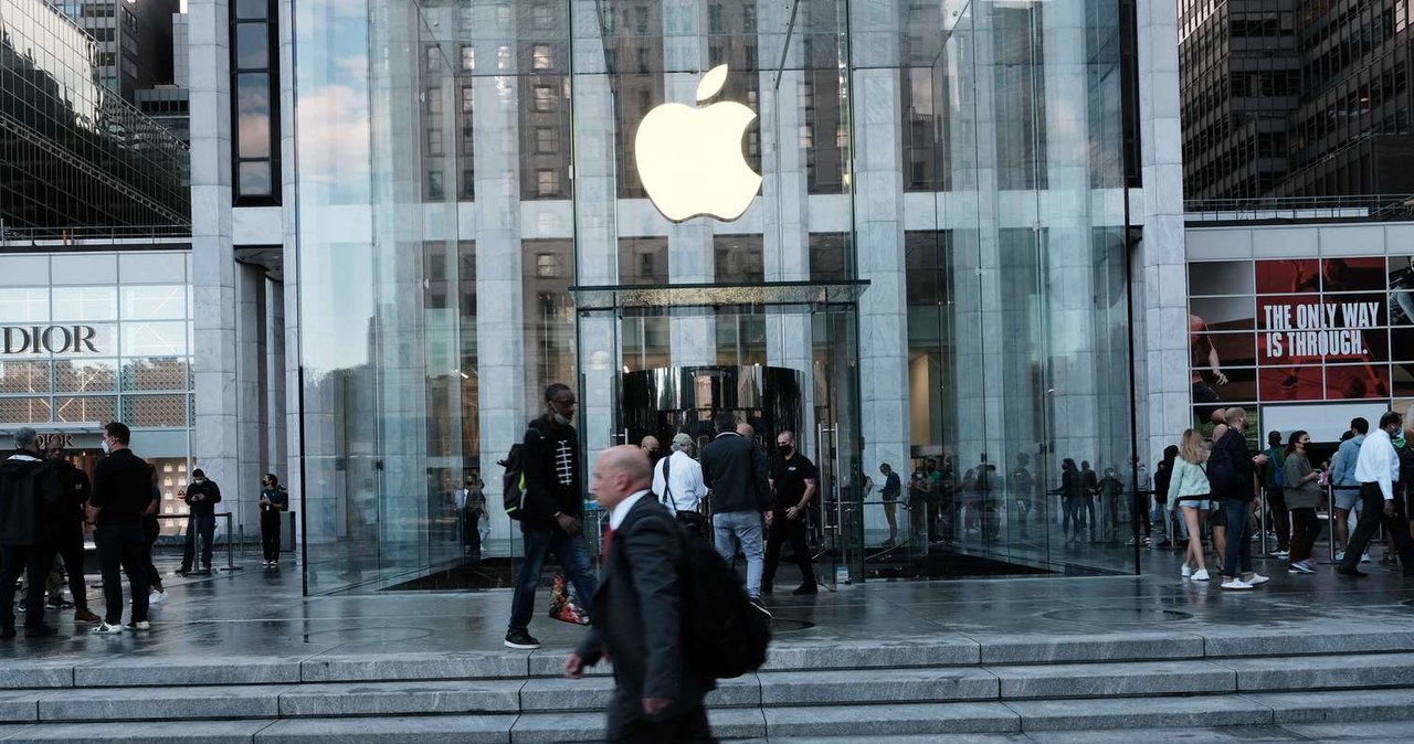 Apple - sklep przy Fifth Avenue w Nowym Jorku /AFP