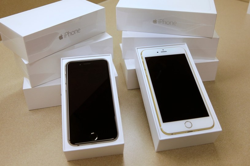 Apple spowalniał swoje telefony /AFP