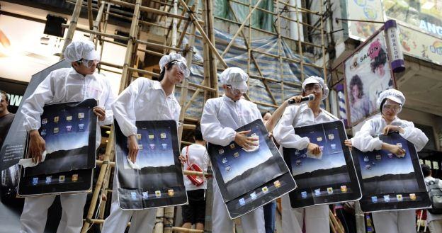 Apple stara się poprawić warunki pracy w Foxconnie /AFP