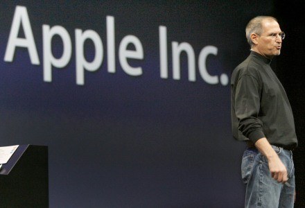Apple to Jobs - tak twierdzi autor książki "Być jak Steve Jobs" /AFP
