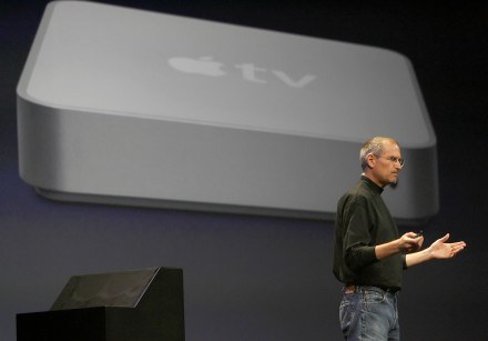 Apple TV nie ma iść tak daleko, jak pomysł Microsoft, ale idea Jobsa jest podobna /AFP