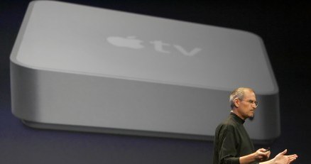 Apple TV nie ma iść tak daleko, jak pomysł Microsoft, ale idea Jobsa jest podobna /AFP