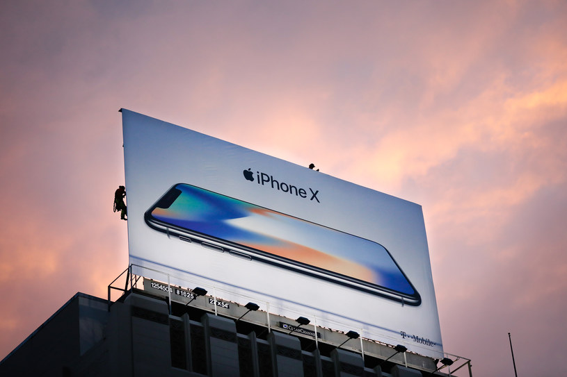 Apple uważa, że design w stylu iPhone'a X powinien być rozwijany /AFP