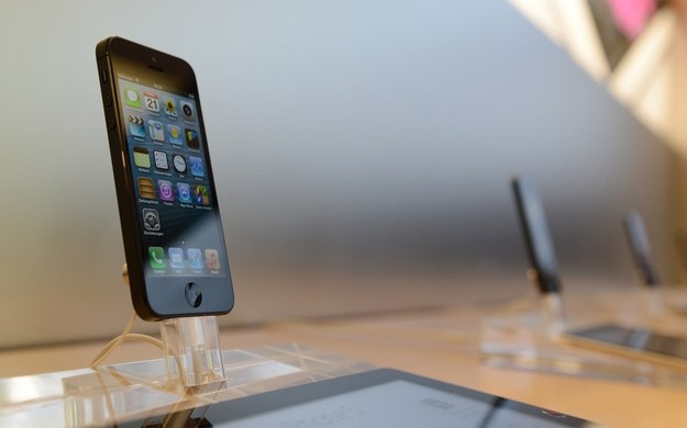Apple uzbroi iPhone'a 5S w kilka interesująych nowości /AFP
