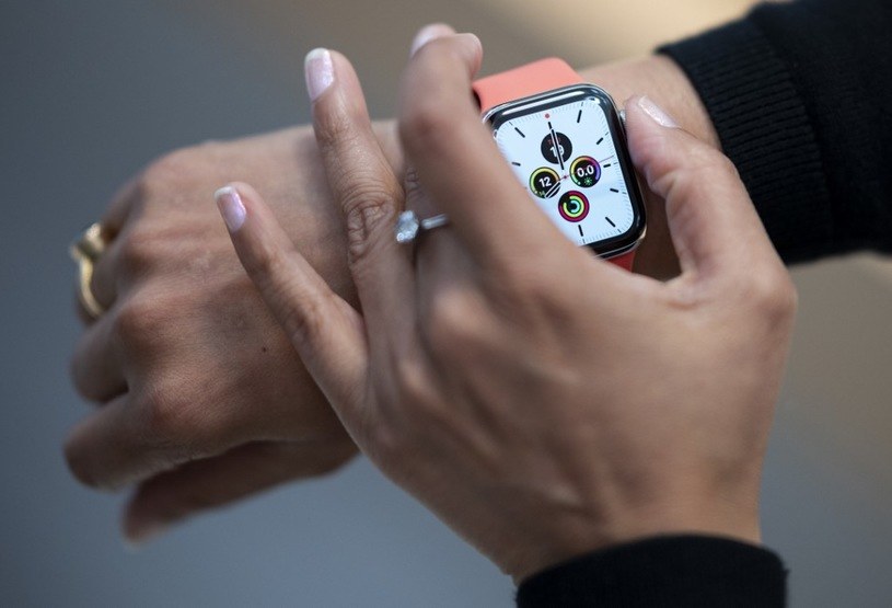 Apple Watch znowu uratował komuś życie /AFP