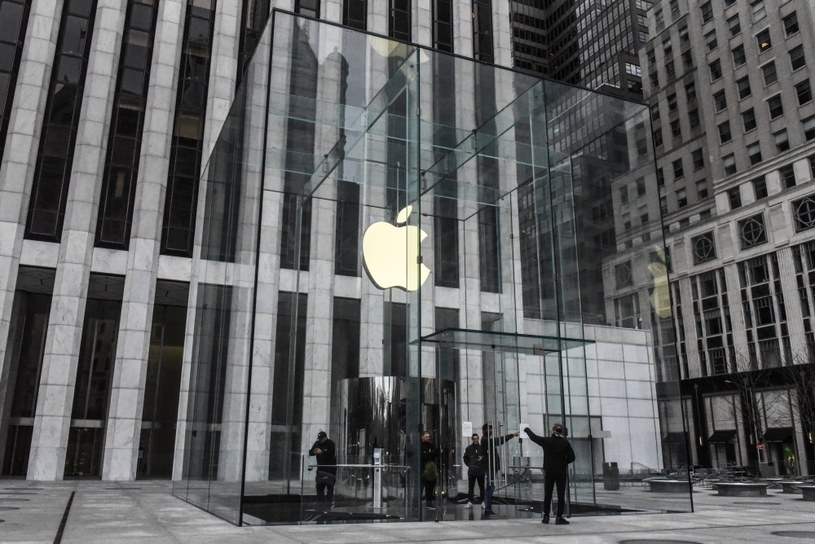 Apple zamyka swoje sklepy na świecie /AFP