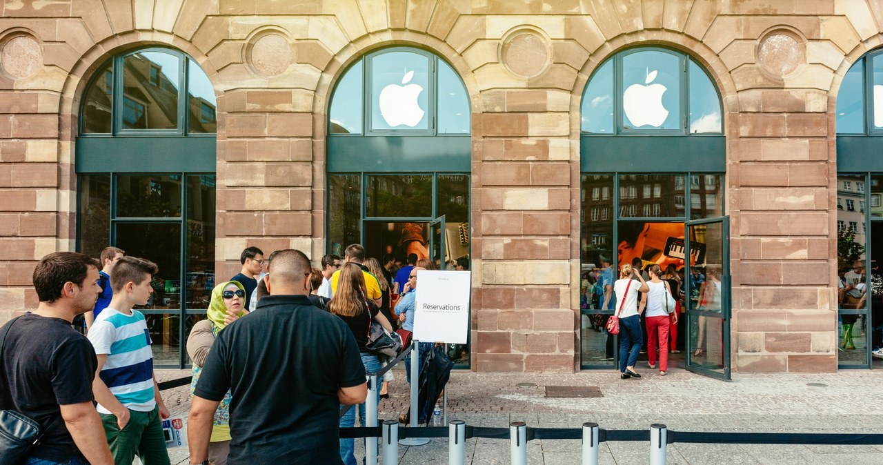 Apple został uznany za najcenniejszą markę w 2023 r., według badania Kantar Brandz. Na zdjęciu kolejka ludzi przed firmowym sklepem w Paryżu. //123rf.com /123RF/PICSEL