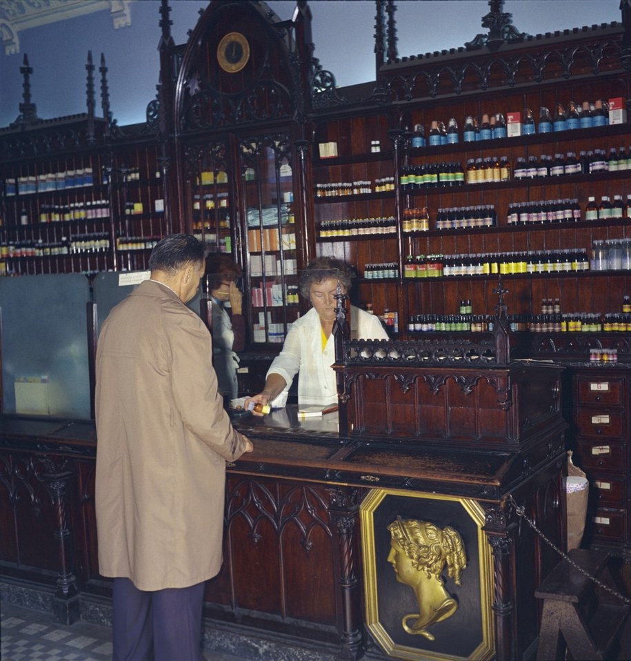 Apteka Gotycka na ulicy Nowy Świat 18/20 w Warszawie - październik 1977 rok. U dołu płaskorzeźba przedstawiająca Hygieię - bogini zdrowia /Wojciech Kryński    /PAP