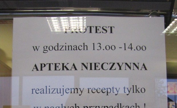 Aptekarze zaostrzają protest