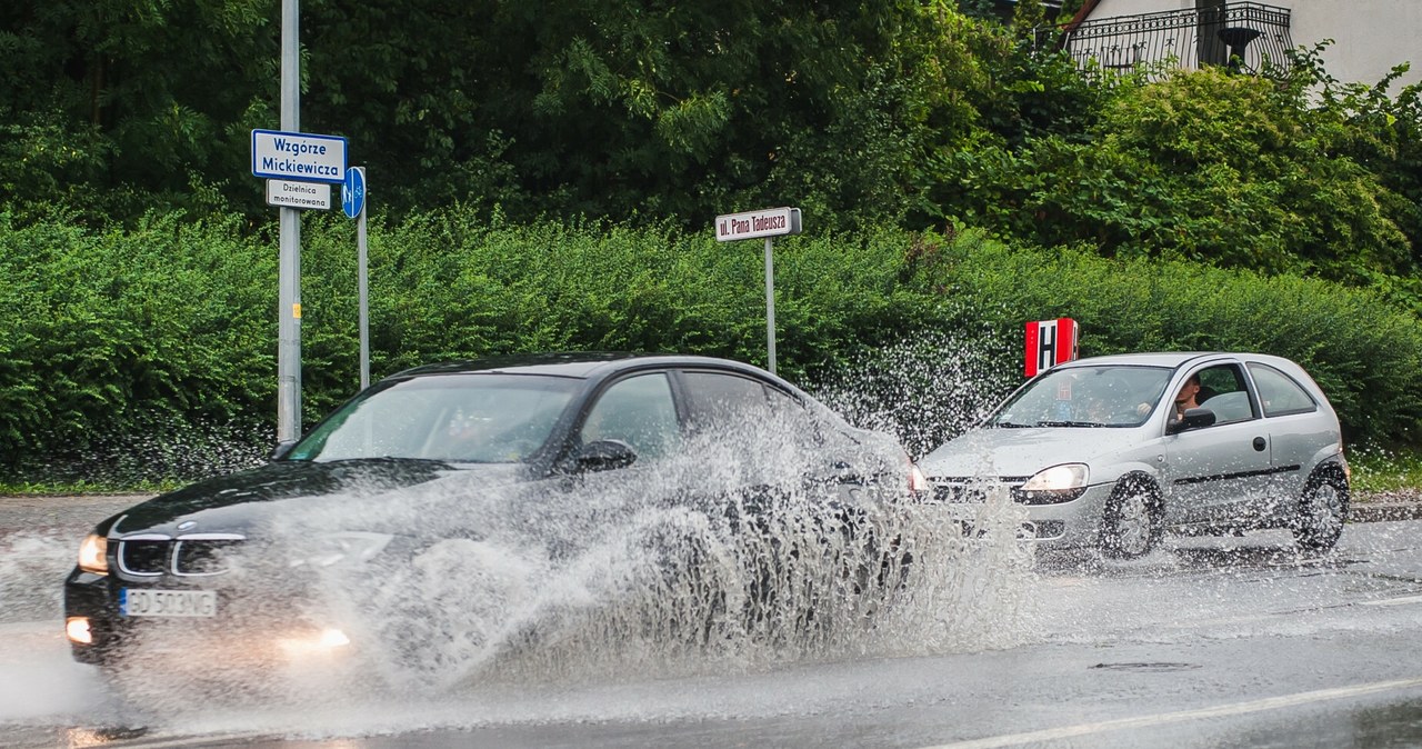 Aquaplaning w praktyce. W moment tracisz panowanie nad autem /East News