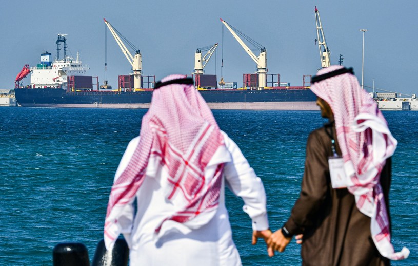 Arabia Saudyjska chce podbić ceny ropy. Na zdjęciu tankowiec w porcie Ras Al-Khair na wschodzie kraju /AFP