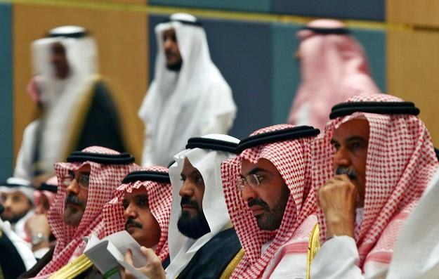 Arabia Saudyjska zamierza zwiększyć wydobycie ropy, żeby ceny spadły /AFP