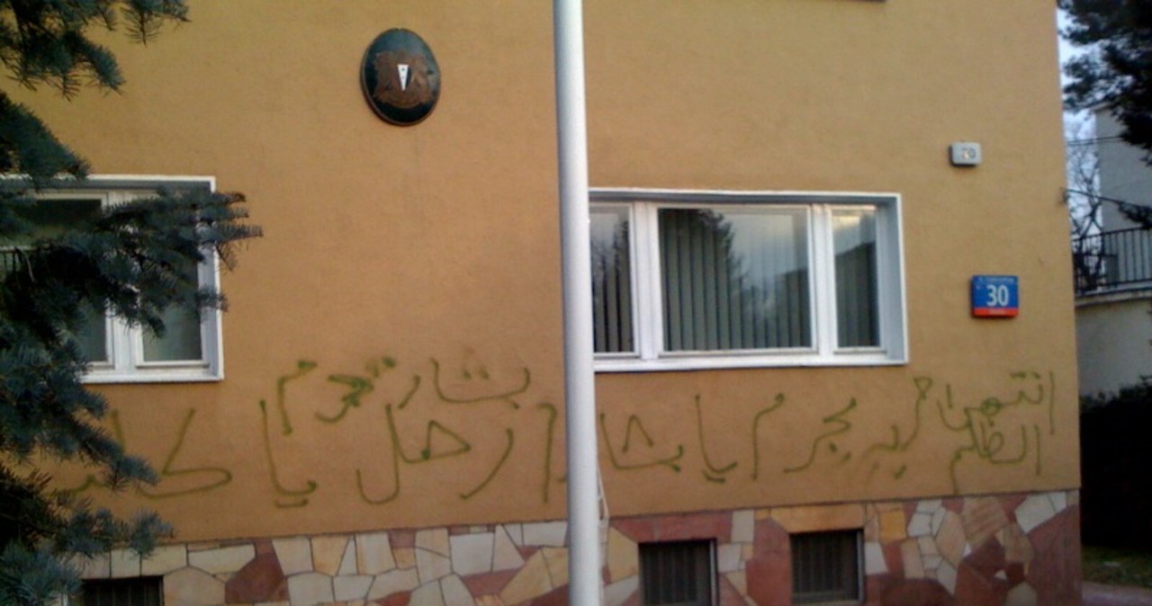 Arabskie napisy na ambasadzie Syrii. Protest wobec masakry w Hims?