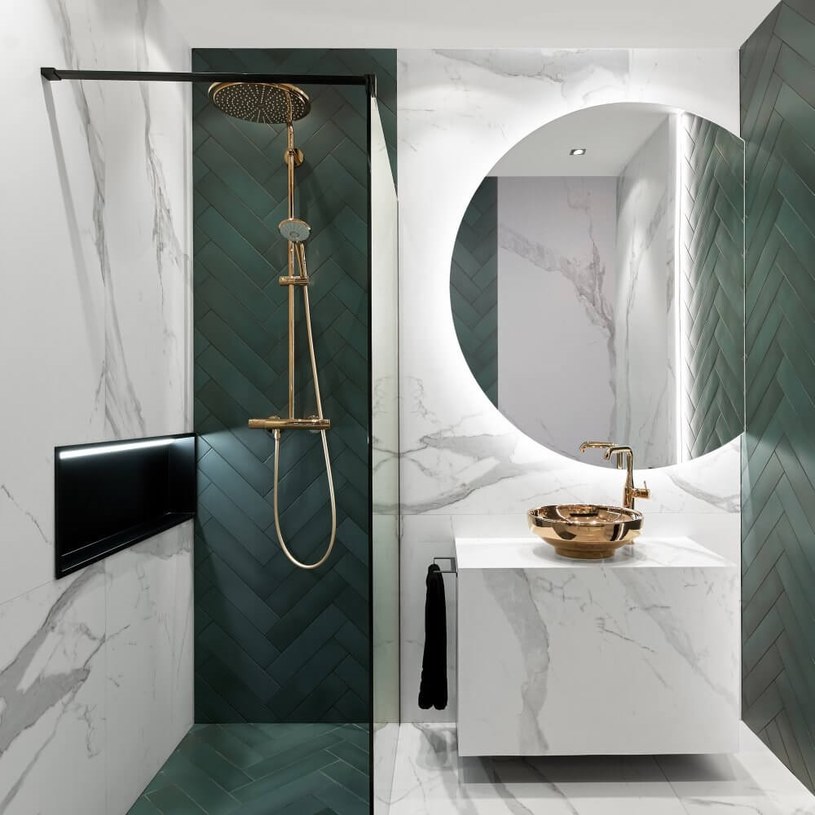Aranżacja małej łazienki z zielonymi płytkami cegiełkami w układzie jodełkowym /pixabay.com /.