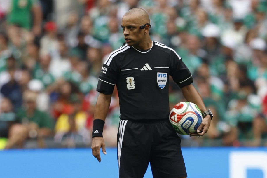 Arbiter główny Wilton Sampaio z Brazylii pokazał w sumie trzy czerwone kartki /PAP/EPA/SASHENKA GUTIERREZ /PAP/EPA